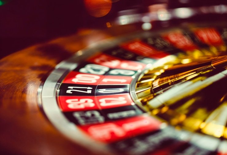 Pemain menikmati slot online melalui smartphone dengan tampilan mudah diakses