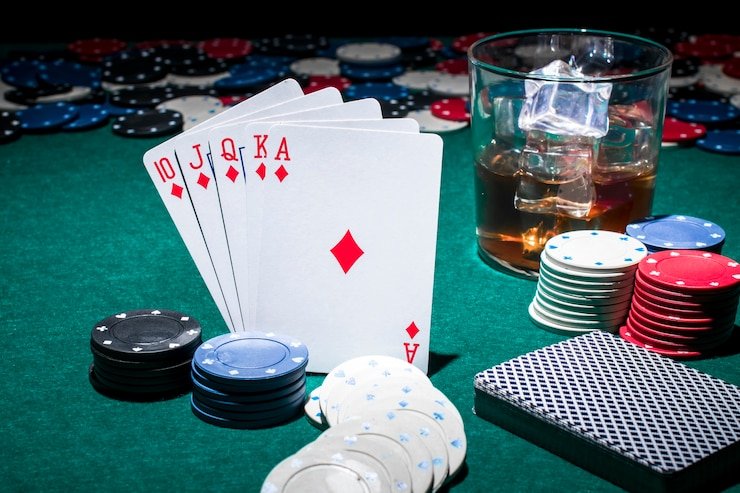 Dealer kasino langsung melayani pemain di meja taruhan secara profesional